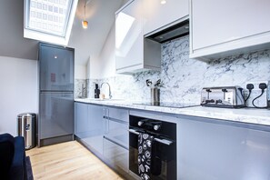 Full-sized fridge, microwave, oven, dishwasher - Hybrid Resi - New Malden (New Malden)