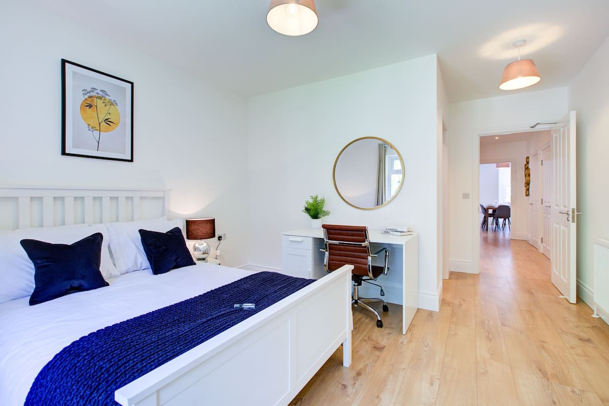 1 bedroom, Egyptian cotton sheets, premium bedding, desk