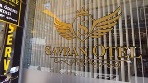 A hotel sign with a crown emblem and the name "SAVRAN OTEI". - Savran Otel (Mersin)