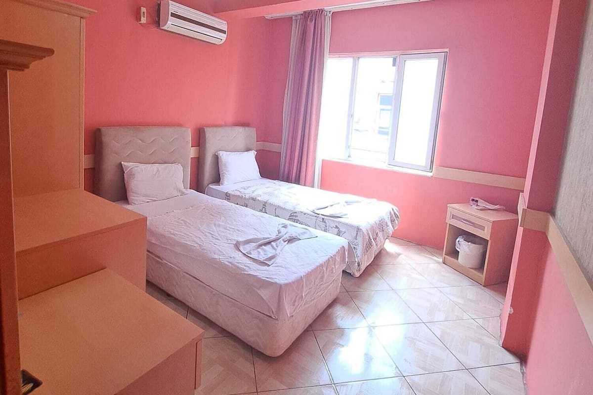 Pantuflas, toallas, jabón, shampoo