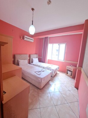 Economy Twin kamer, 1 slaapkamer | Badkamer | Pantoffels, handdoeken, zeep, shampoo