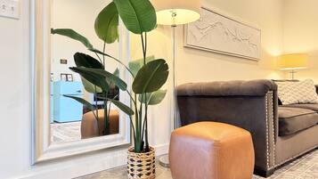 Een smart-tv en boeken