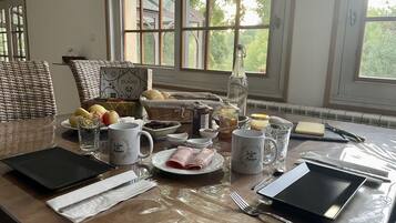 Daily continental breakfast (EUR 12 per person)