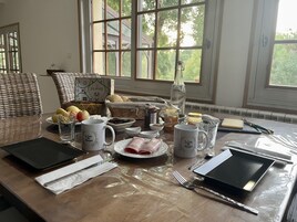 Café da manhã continental todos os dias mediante uma taxa