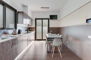 Coffee/tea maker, fridge, microwave, oven