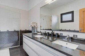 Hair dryer, shampoo - Casa Amarela with Heated Pool & games area (Funchal)