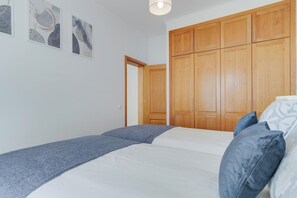 3 bedrooms, desk, iron/ironing board, free WiFi - Casa Amarela with Heated Pool & games area (Funchal)