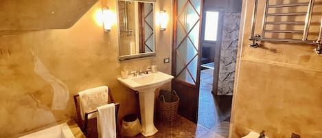 Shower, hair dryer, bidet, towels