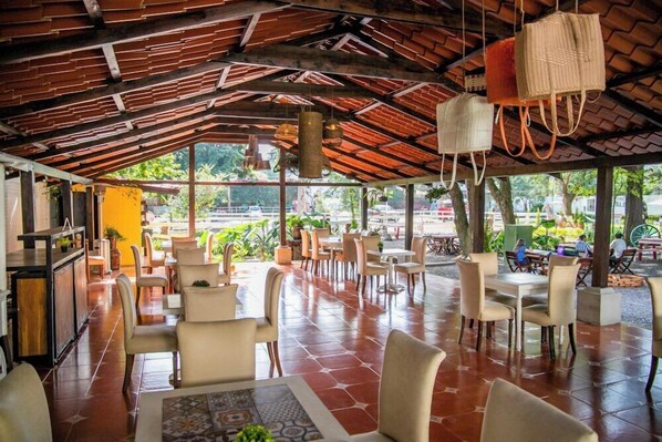 Restaurant - Entre Robles  (Santa Lucía Milpas Altas)