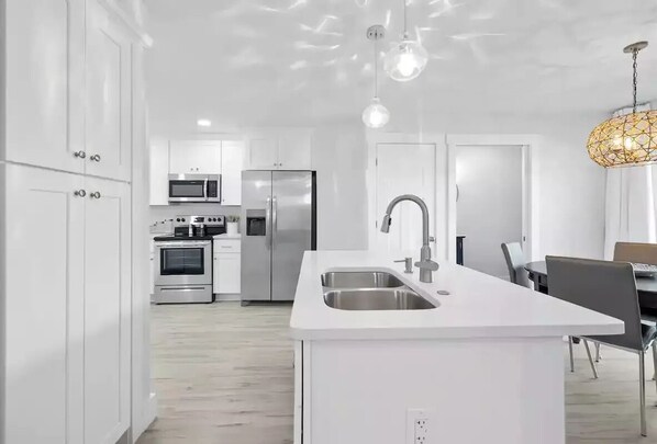 Refrigerador, microondas, horno, placa de cocina