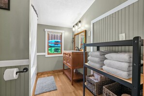 Secador de pelo, toallas, jabón, papel higiénico