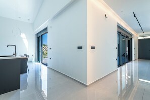 Interior - ---------- (Kournas)