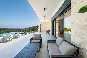 Terrace/patio - ---------- (Kournas)