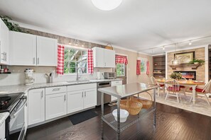 Fridge, microwave, stovetop, dishwasher - Greensboro Golf Getaway - 9 Mi to Downtown! (Greensboro)