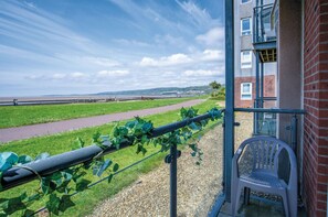 Property grounds - Beach View - 2 Bedroom Apartment - Llanelli (Llanelli)