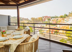 Outdoor dining - Cubo's Gibralfaro Townhouse / malaga center / views / parking included (Málaga)