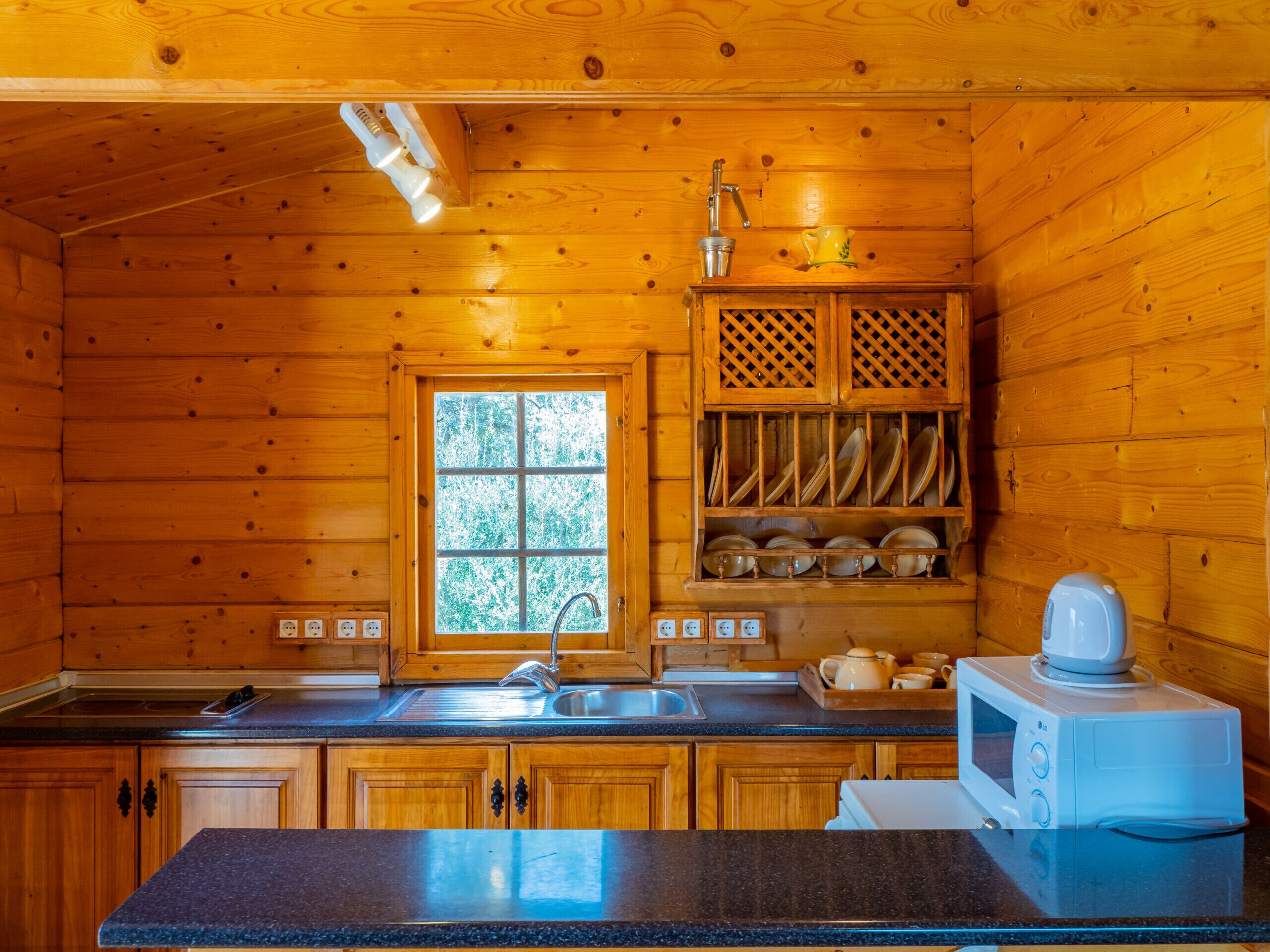 雪櫃、咖啡機/沖茶器、電熱水壺、多士爐