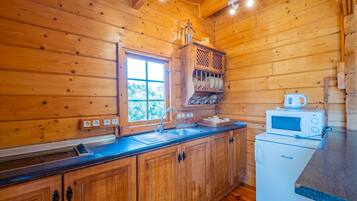 Een koelkast, een koffiezetapparaat/waterkoker, een waterkoker