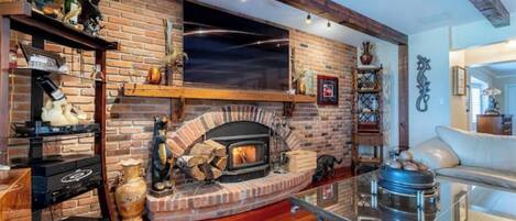 TV connectée, cheminée, chaßne hi-fi