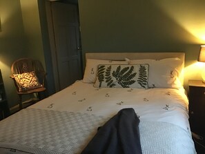 5 soverom, skrivebord, strykejern/-brett og reiseseng for barn