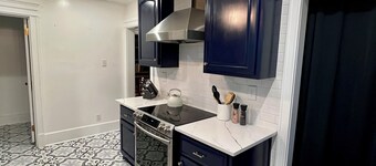 Downtown Macon Cottage Walking Distance to Dining & Music Venues. 2 King Beds. 