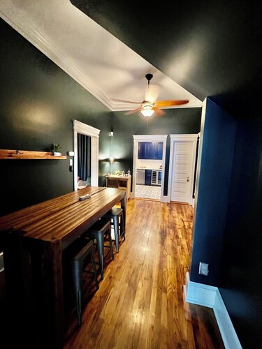 Downtown Macon Cottage Walking Distance to Dining & Music Venues. 2 King Beds. 