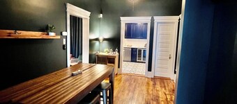 Downtown Macon Cottage Walking Distance to Dining & Music Venues. 2 King Beds. 