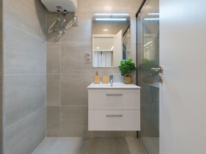 Dusche, Haartrockner, Handtücher, Toilettenpapier