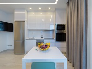 Geladeira, micro-ondas, fogão, cooktop