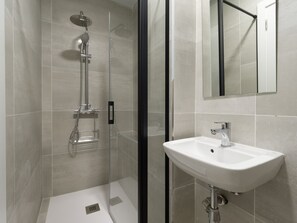 Douche, sèche-cheveux, serviettes fournies, papier toilette