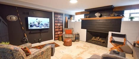 Smart TV, fireplace