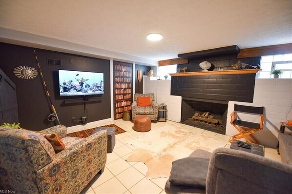 Smart TV, fireplace