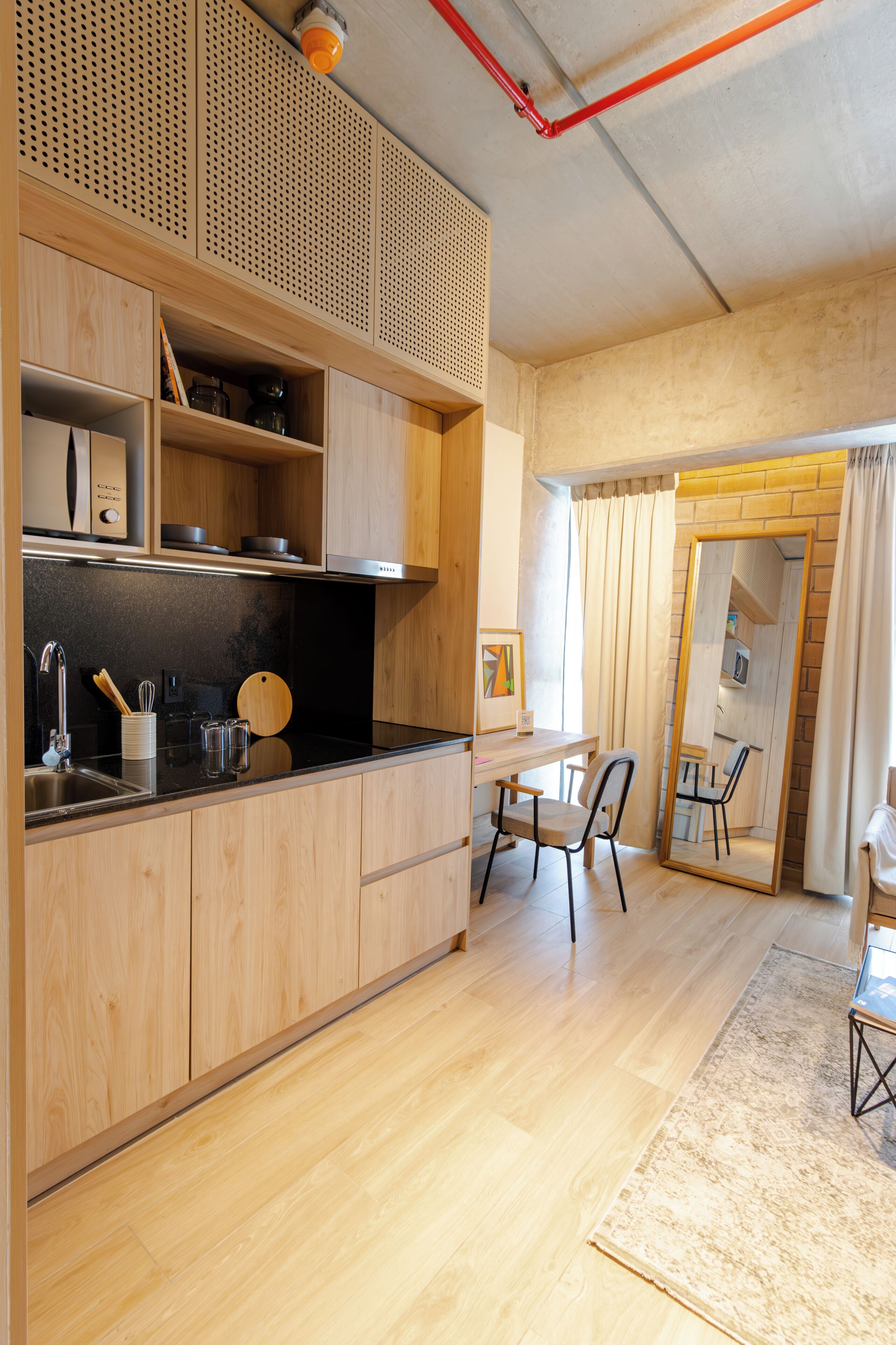 Een koelkast, een kookplaat