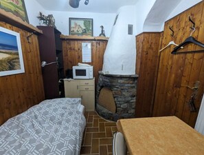1 bedroom, travel crib, free WiFi, bed sheets - Rustic monteur room close to nature (Oberursel (Taunus))