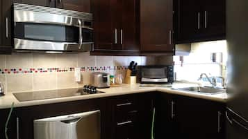 Deluxe Condo, 1 Queen Bed with Sofa bed, Non Smoking, City View | Private kitchen | Full-sized fridge, microwave, oven, stovetop