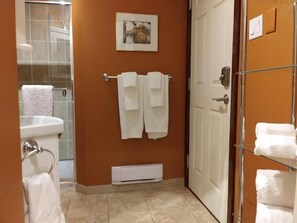 Bathroom - Vieux-Old Farnham Appart Condotel1 (Farnham)