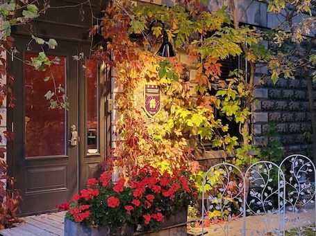 Exterior. Vieux-Old Farnham Appart Condotel1