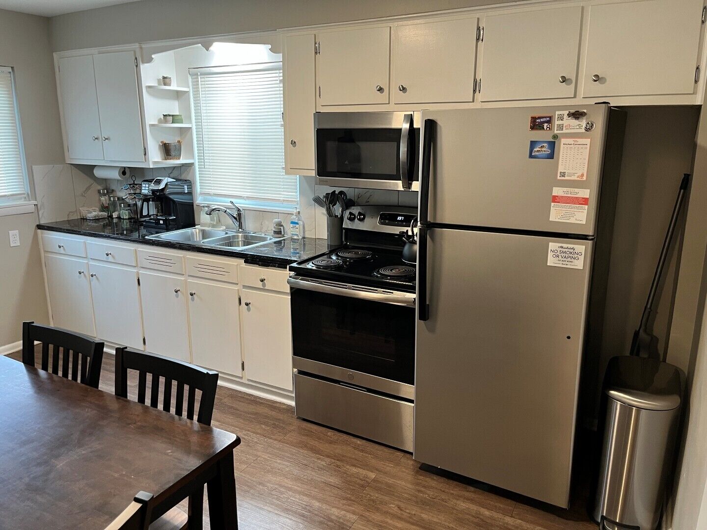 Refrigerador, microondas, horno y parrilla de estufa 