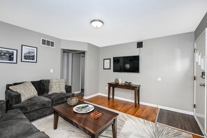 Smart TV, books - Scenic hiking in Cuyahoga Valley National Park! 1BR house, central air & laundry (Akron)