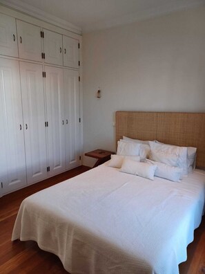 4 dormitoris, planxa i posts de planxar, wifi i roba de llit 