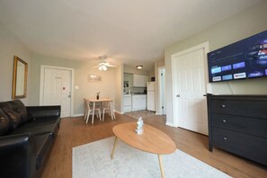 Living area - Here Comes The Sun ~ 3 Min To Beach (Clearwater)