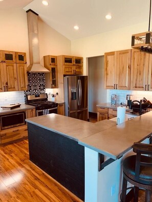 Kühlschrank, Mikrowelle, Ofen, Herdplatte