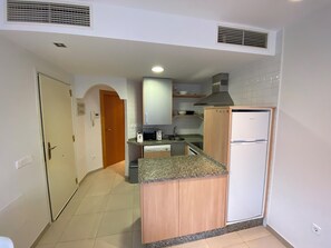 Mikrobølgeovn, ovn, kokeplater og oppvaskmaskin