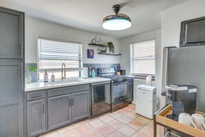 Réfrigérateur, micro-ondes, plaque de cuisson, lave-vaisselle