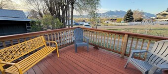 Charming 3-bedroom house with AC with wonderful views of the Beaverhead Mtns