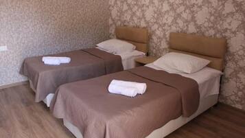 Doppelzimmer | Schreibtisch, laptopgeeigneter Arbeitsplatz, schallisolierte Zimmer