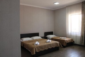 Quadruple Room | Desk, laptop workspace, soundproofing, free WiFi