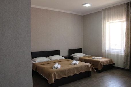 Quadruple Room | Desk, laptop workspace, soundproofing, free WiFi