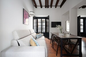 Ropa de cama de alta calidad y caja de seguridad en la habitación 