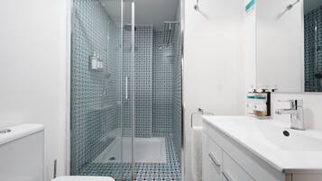 Bruser, designertoiletartikler, hårtørrer, håndklæder